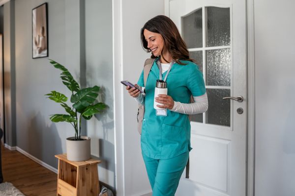 Guide to the Best Water Bottle for Nurses: 10 Top Picks