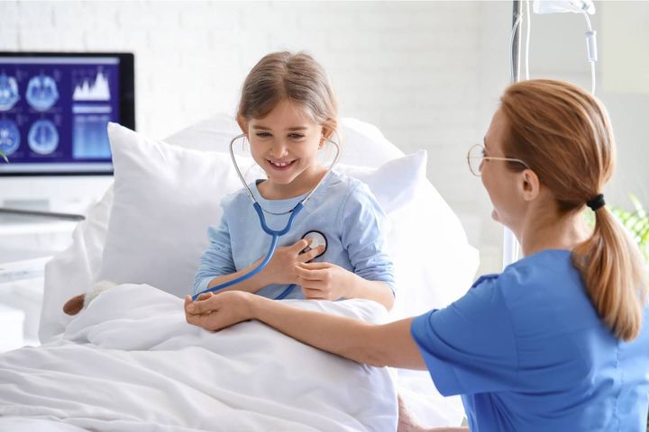 A nurse with CPEN certification assesses a pediatric patient.