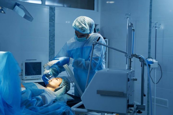 A nurse anesthetist performs their job duties while considering CRNA salary options.