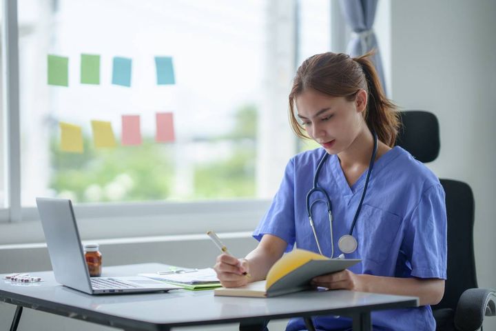A nursing student studies transcultural nursing theory.