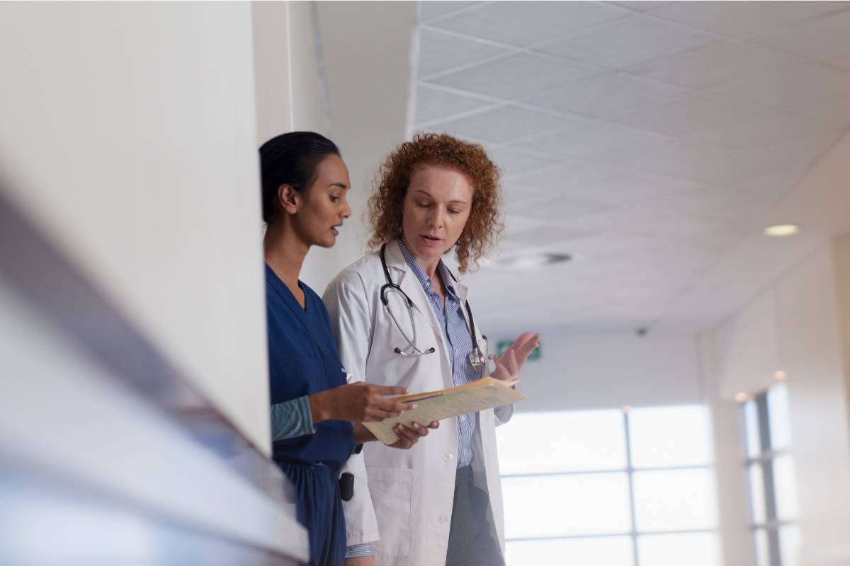 A nurse speaks to a doctor about how to avoid a breach of confidentiality in the hospital.