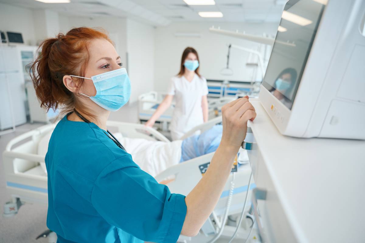 A nurse puts her critical care nurse resume skills to use.