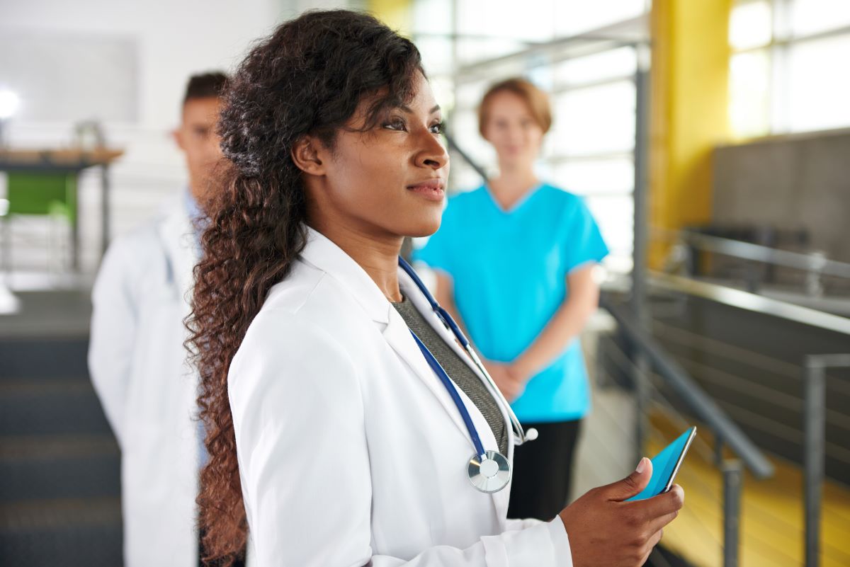 A facility's director of nursing, meeting with her staff.