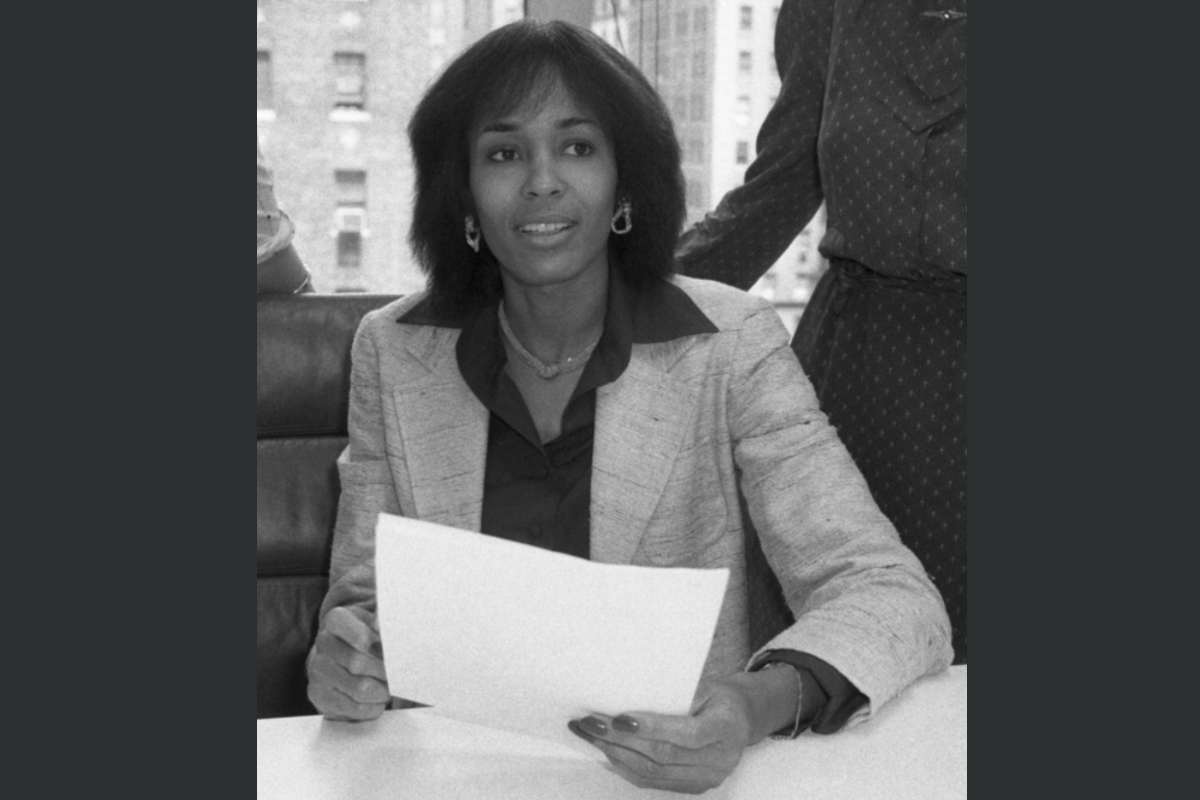 Black-and-white image of Faye Wattleton seated behind a desk.