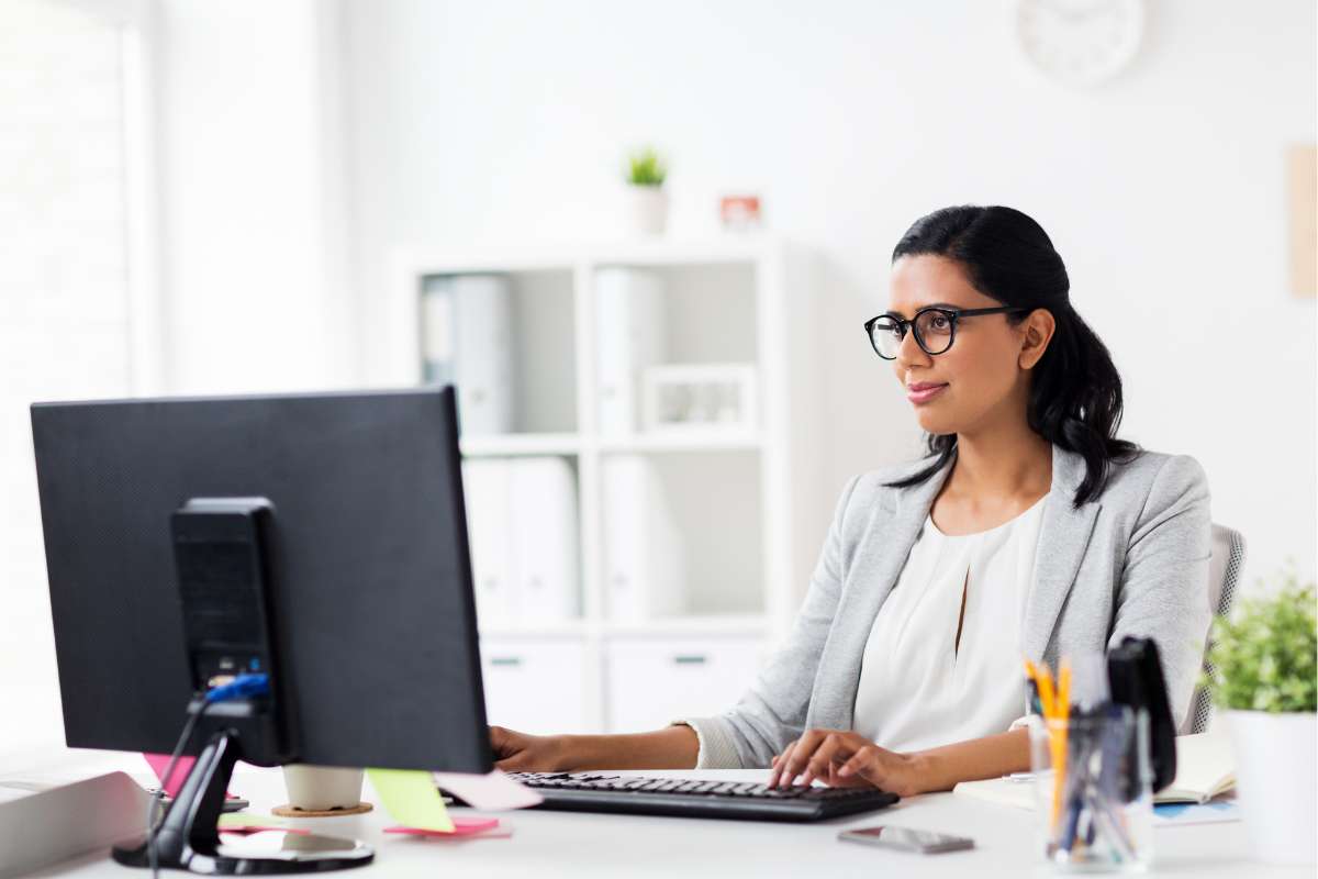 A female HEDIS nurse sitting at a computer and working.
