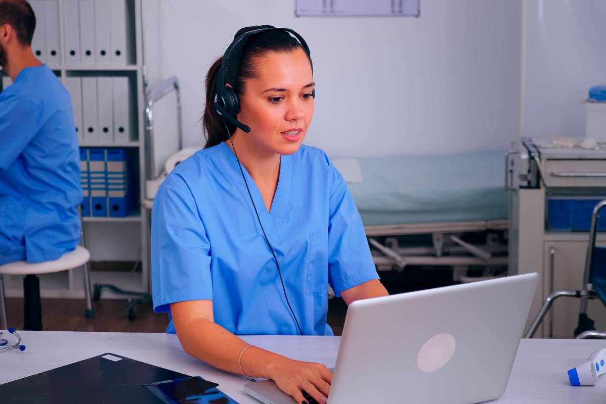 A nurse researches how to become an RN in Kansas on the computer.