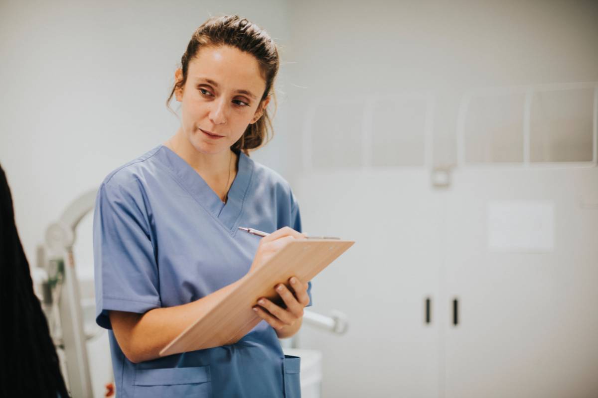 A nurse works on her Mississippi Board of Nursing license renewal process.