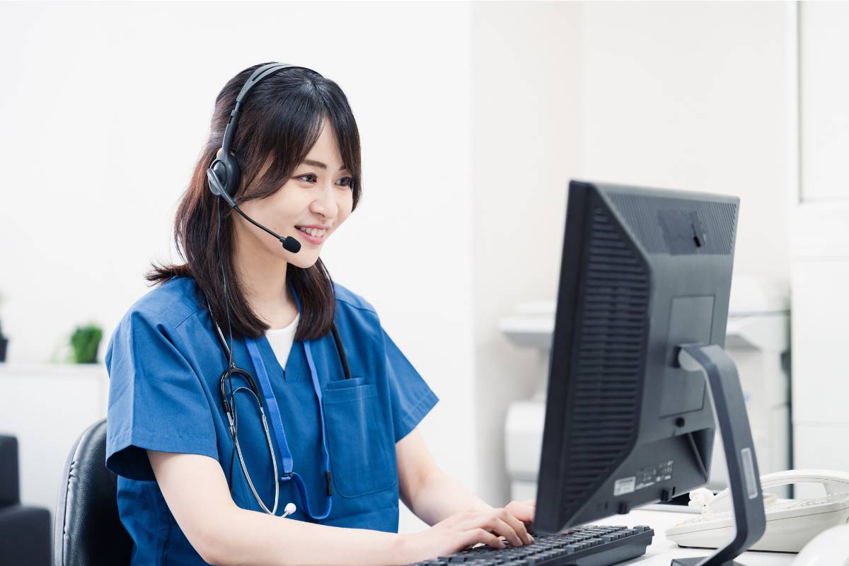 A nurse with NI-BC certification works on informatics tasks on the computer.