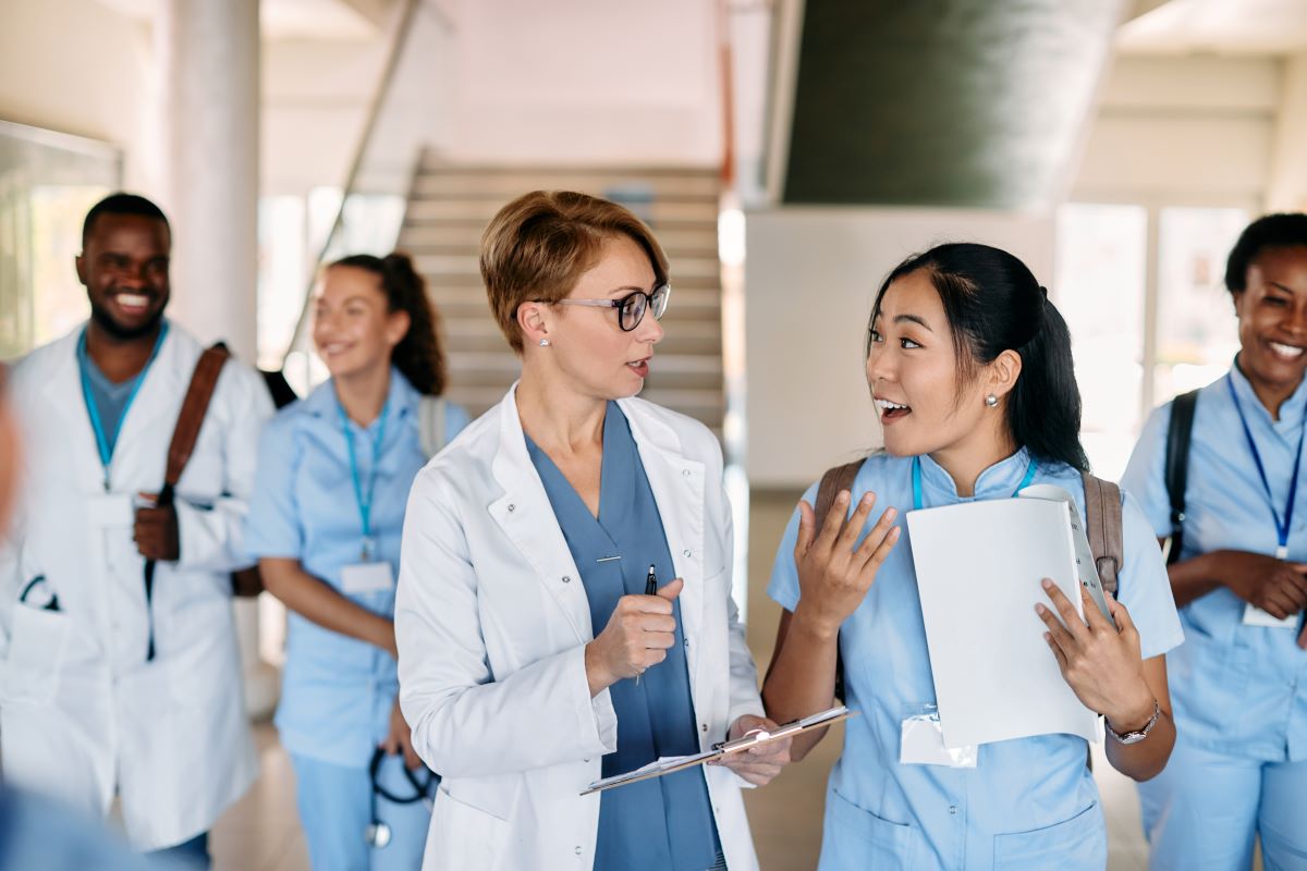 A nurse educator meets with one of her students.
