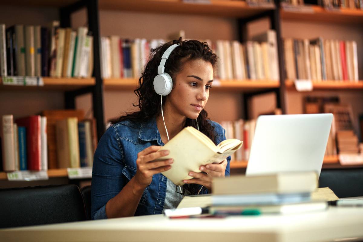 A student researches prereqs for nursing school.