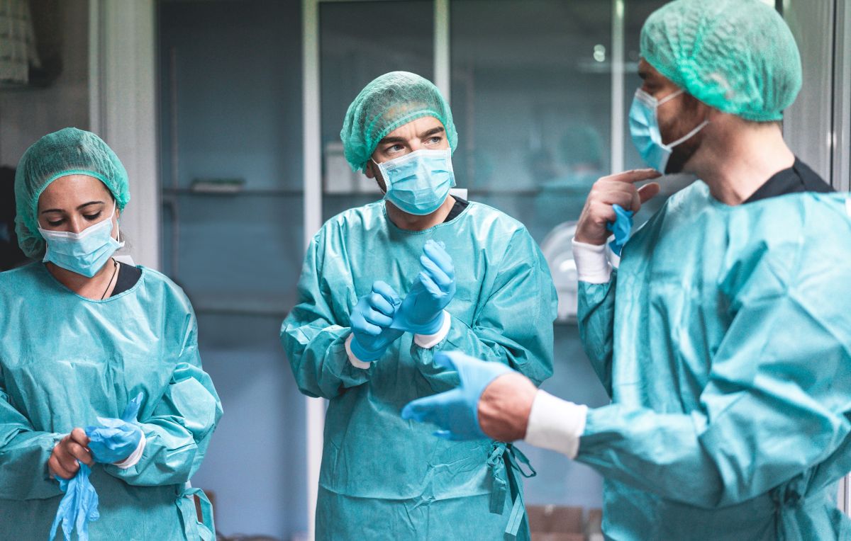 A member of a surgical team uses the ARCC process to question the lead surgeon's activities.