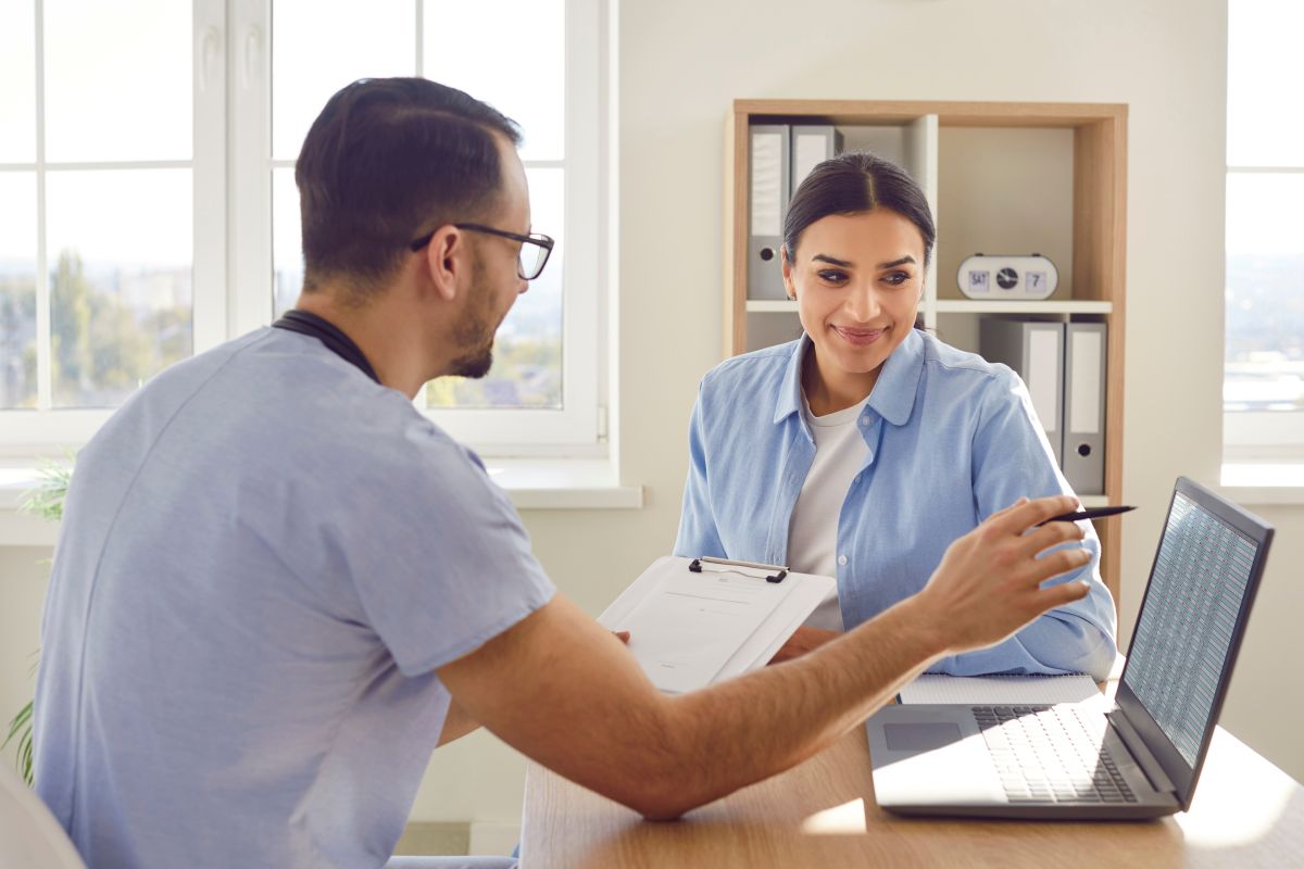A nurse meets with a patient and counsels her about the Sinclair Method.